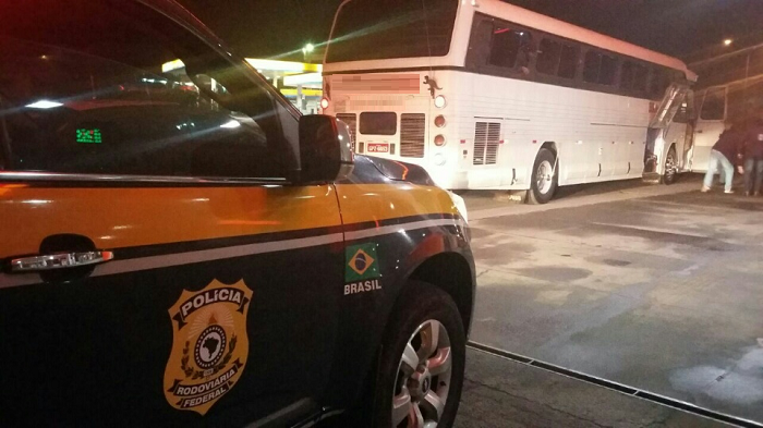 Polícia e Receita Federal apreendem dois ônibus com mercadorias do Paraguai