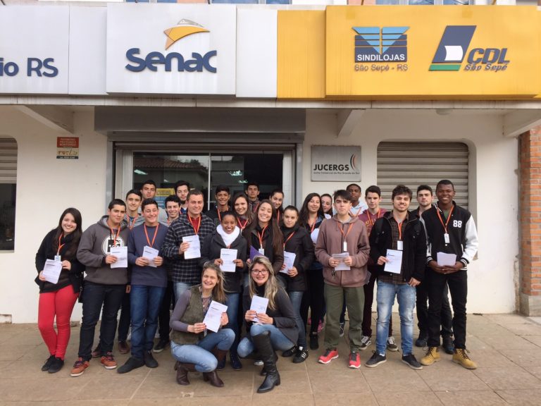 Alunos do “Jovem Aprendiz” fazem pesquisa sobre atendimento do comércio em São Sepé