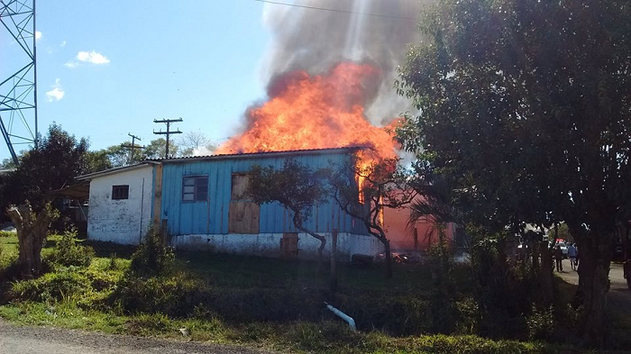 Incêndio destrói casa de madeira em Caçapava do Sul