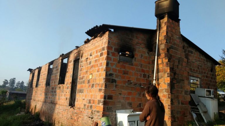 Casa é destruída por incêndio no interior de Formigueiro