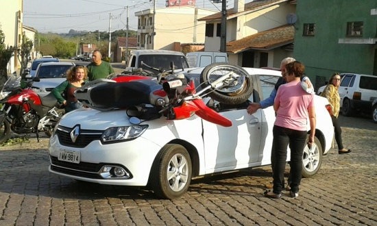 Moto vai parar em cima de carro em acidente no Centro de Caçapava do Sul