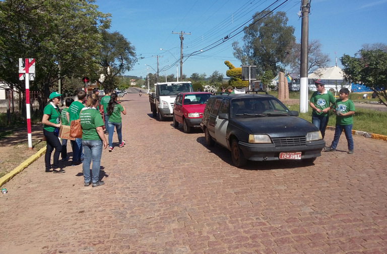 Alunos da escola Coronel Chananeco distribuem mudas de árvores em São Sepé