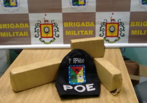 apos-denuncia-brigada-prende-4-pessoas-com-mais-d-1474371432uzw