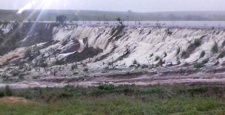 Chuva forte faz com que açude transborde no interior de São Sepé