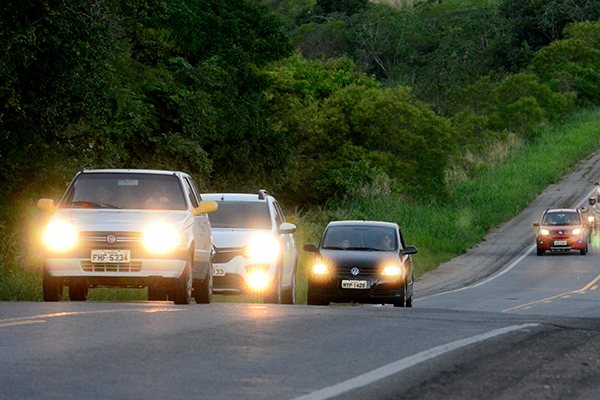 Farol desligado volta a provocar multa nas rodovias no país