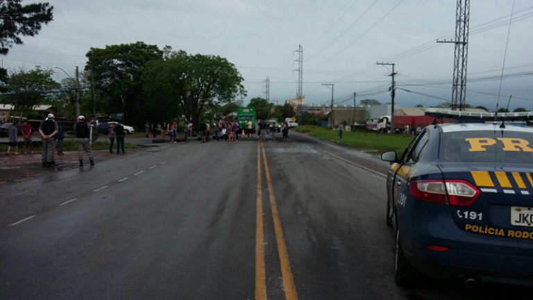 BR-392 é liberada após protesto de moradores em Santa Maria