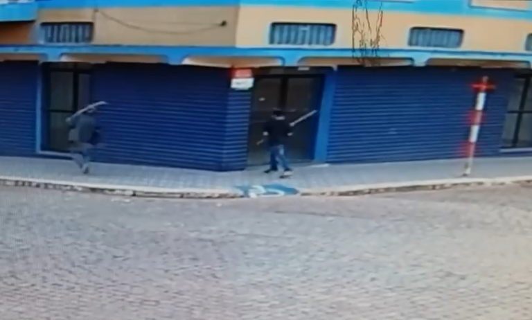 VÍDEO: homem usa enxada para quebrar vidros de ponto comercial em São Sepé