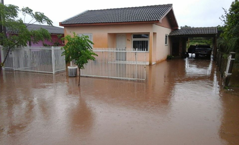 Chuva causa alagamentos em Restinga Sêca