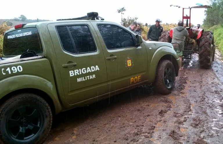 Viaturas da Brigada Militar são puxadas por trator no interior de Cachoeira do Sul