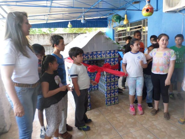 Projeto de casinhas construídas com caixas de leite presenteia crianças de São Sepé