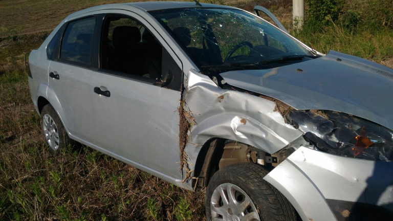 Motorista fica ferido após carro capotar na BR-392, em São Sepé