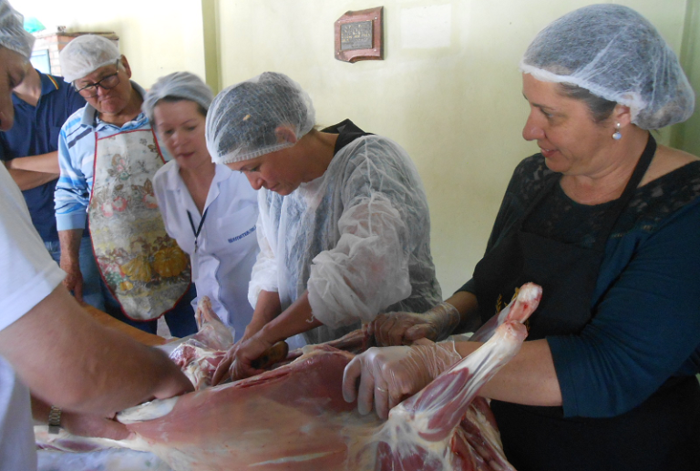 Emater promoveu oficina de cortes especiais de carne ovina em São Sepé