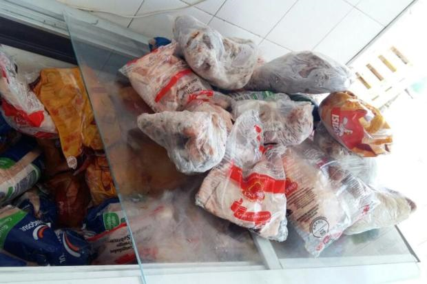 Dois estabelecimentos suspeitos de vender alimentos estragados são interditados em Caçapava do Sul