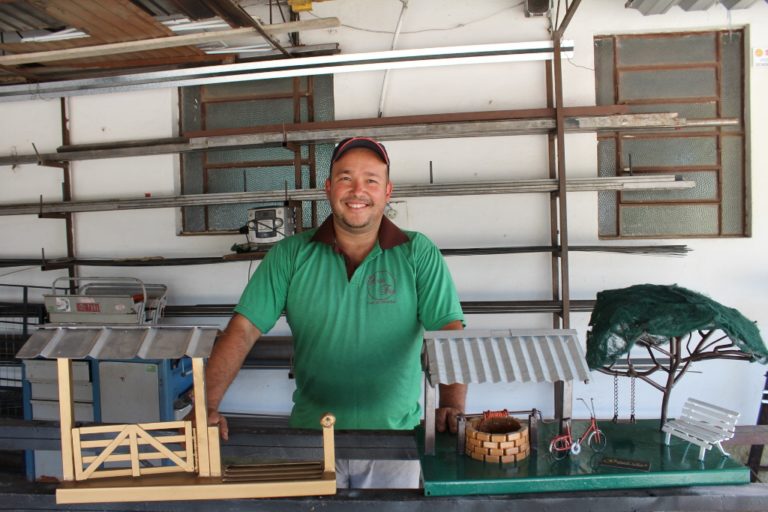 Conheça o trabalho do artista sepeense que transforma sucatas em obras de arte