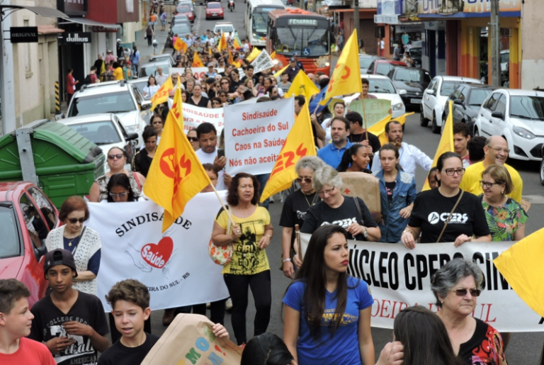 Caminhada reúne servidores e sindicalistas no centro de Cachoeira do Sul