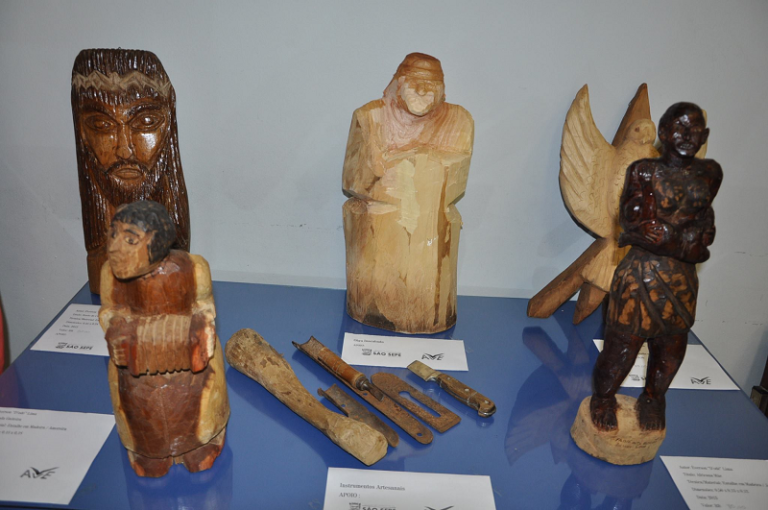 Exposição de esculturas em madeira é prorrogada na Câmara de Vereadores