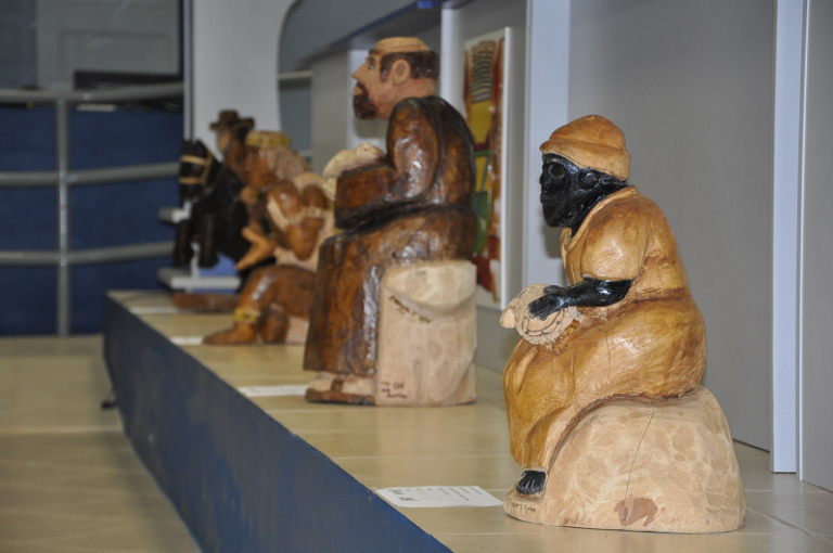 Sepeense transforma madeira de entulho em arte