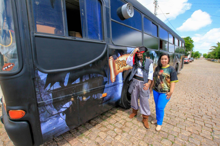 Casal de São Sepé transforma ônibus em lanchonete móvel