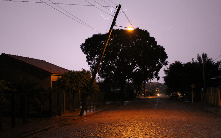 Temporal deixa moradores sem luz em São Sepé