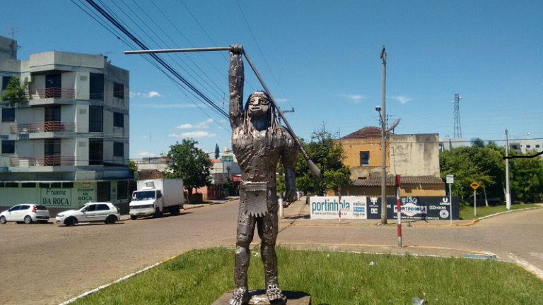 Estátua do Índio Sepé é danificada na Avenida Getúlio Vargas