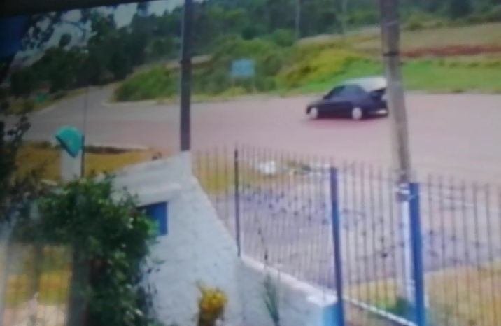 Vídeo mostra momento em que carro capota no viaduto de São Sepé