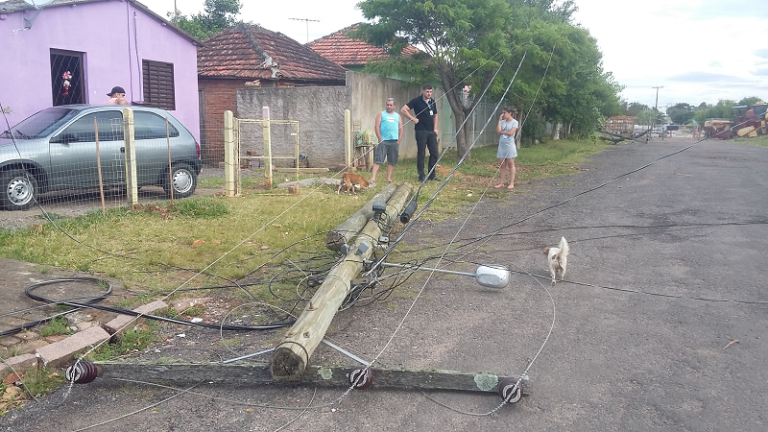 Caminhão derruba quatro postes em bairro de São Sepé