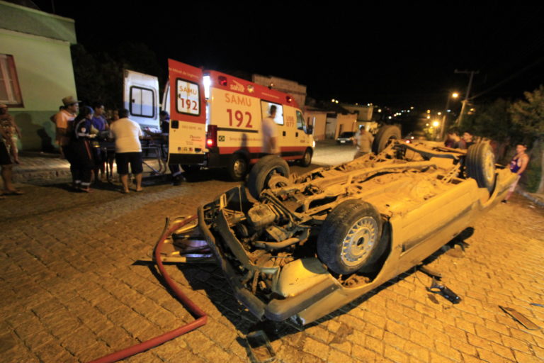 Carro capota após colisão no centro de São Sepé