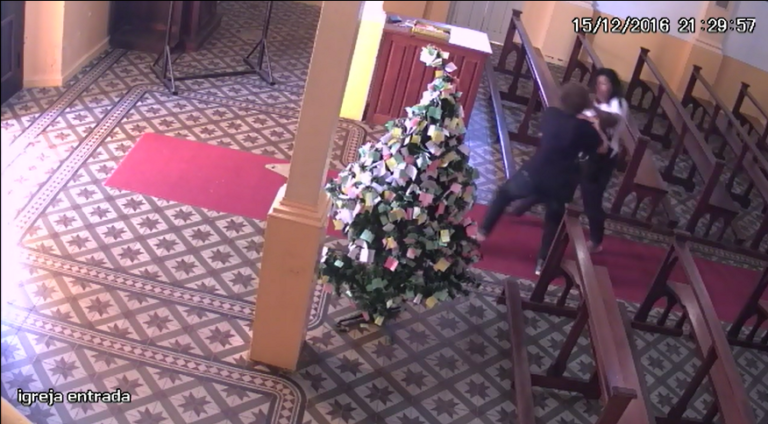 VÍDEO: imagens mostram idosa sendo roubada dentro de Igreja, em São Sepé