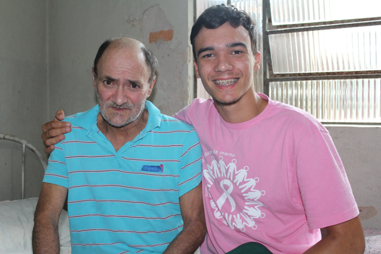 Jovem reencontra idoso que vivia em situação de calamidade em São Sepé