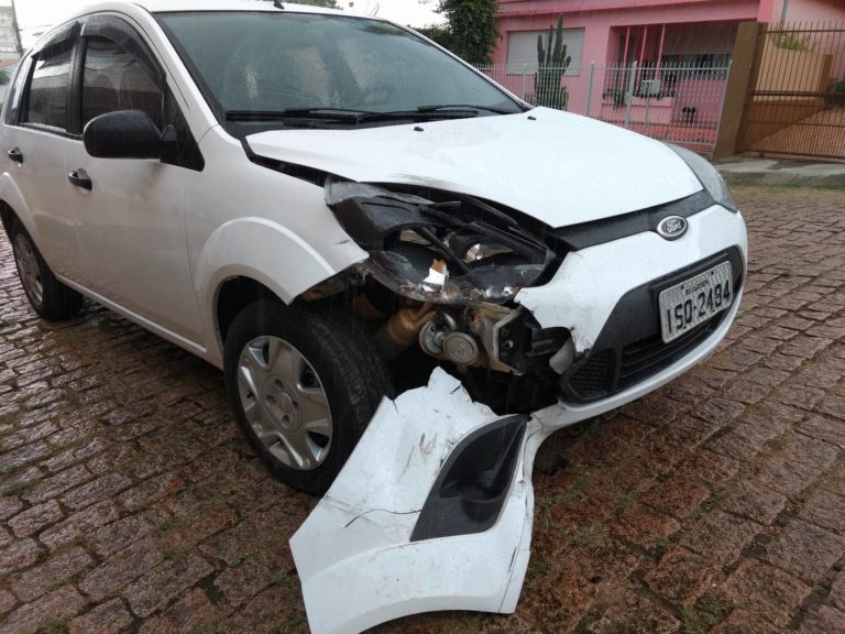 Jovem fica ferido após colidir carro em veículo estacionado