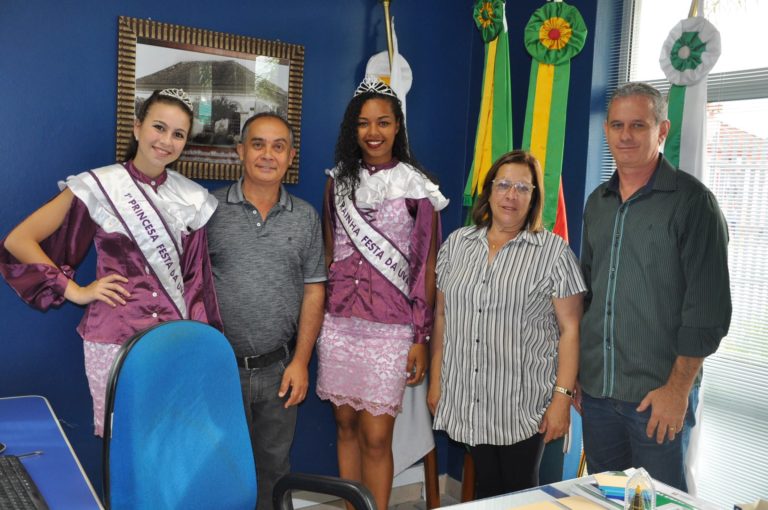 Soberanas da Festa da Uva divulgam evento em órgãos do município