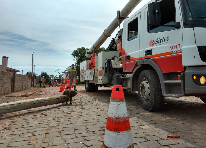 RGE Sul faz conserto em rede danificada pelo temporal em São Sepé