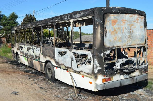 Ônibus de empresa de calcário é incendiado em Caçapava do Sul