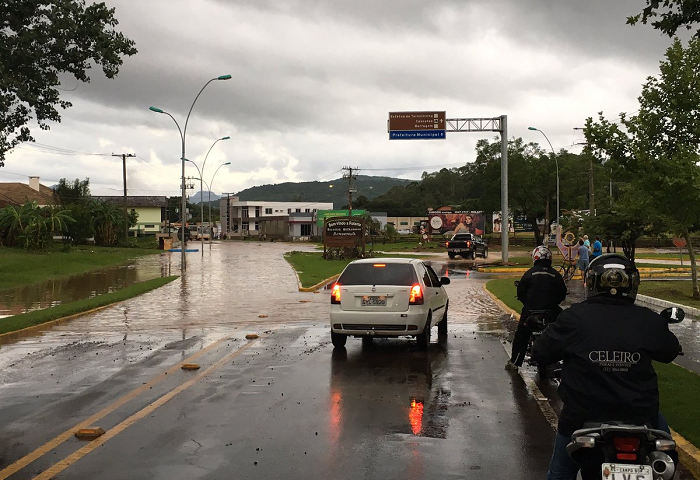 Enchente deixa famílias ilhadas e interdita rodovia em Rolante
