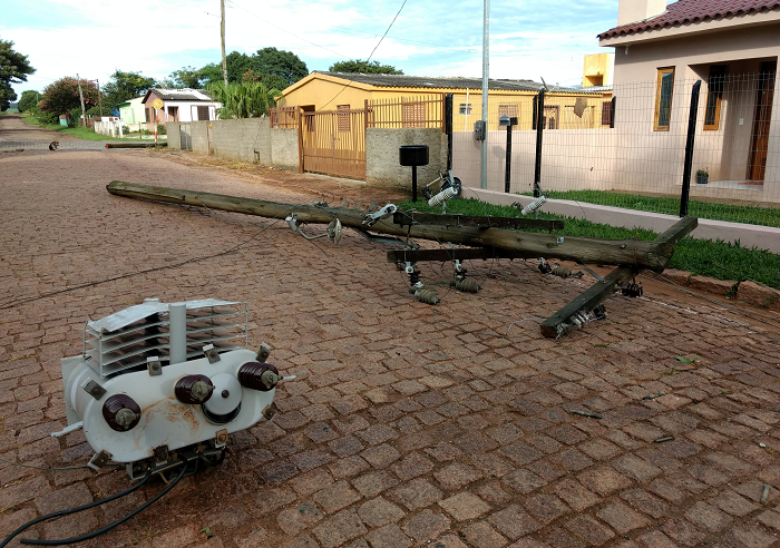 Temporal derruba postes em bairro de São Sepé
