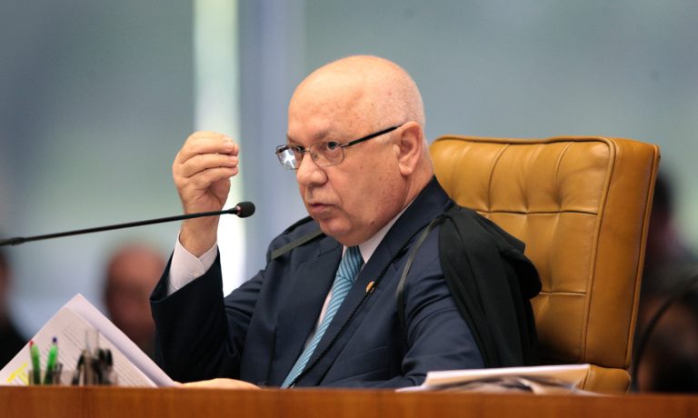 Ministro do STF e relator da Lava-Jato pode estar entre passageiros de avião que caiu no Rio de Janeiro