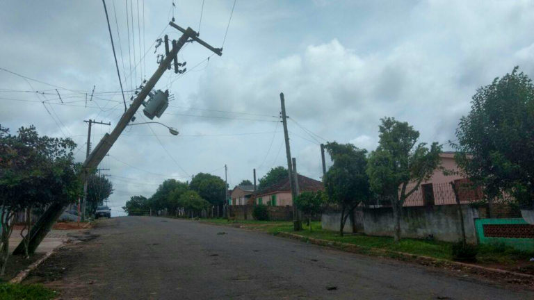 Moradores do Bairro Santos ficam sem abastecimento de energia após poste ceder