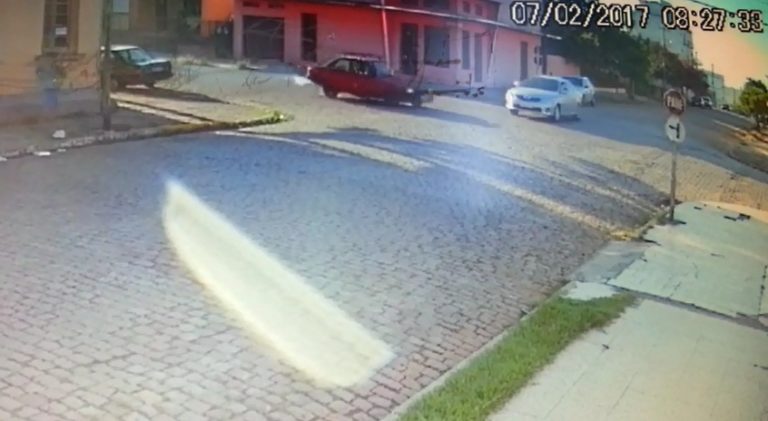 VÍDEO: carro na contramão provoca acidente no centro de São Sepé