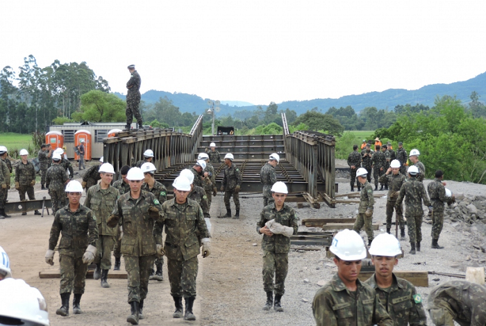 Militares de Cachoeira do Sul trabalham na construção de ponte na RSC-287