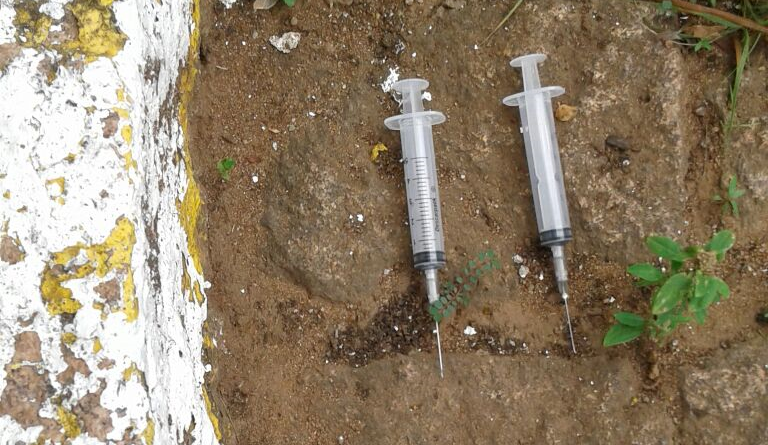 Moradora encontra seringas usadas em rua de São Sepé