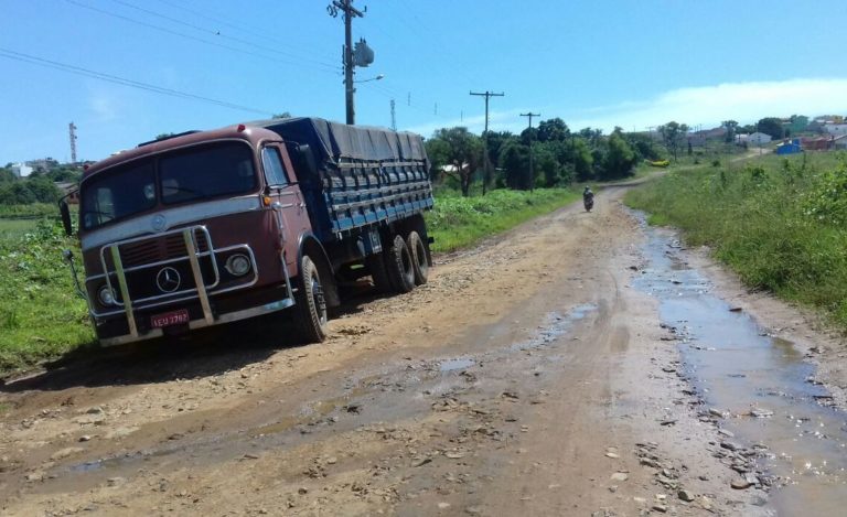 Caminhão fica atolado ao tentar passar por via no Bairro São Cristóvão, em São Sepé