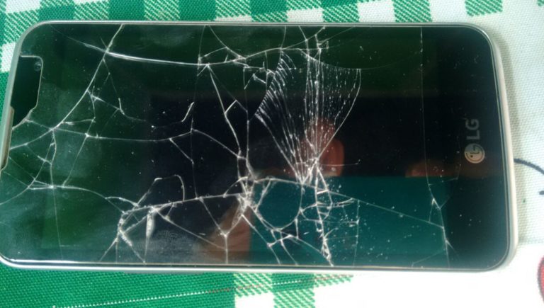 Jovem tem roupas rasgadas e celular quebrado durante roubo no centro de São Sepé