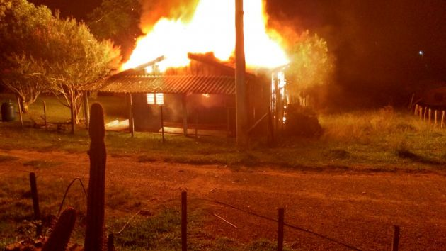 Incêndio destrói casa em Minas do Camaquã