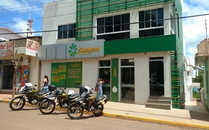 Assalto a banco termina com prefeito refém e troca de tiros no Planalto gaúcho