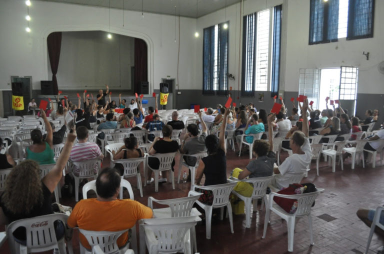 Professores estaduais da região aprovam indicativo de greve