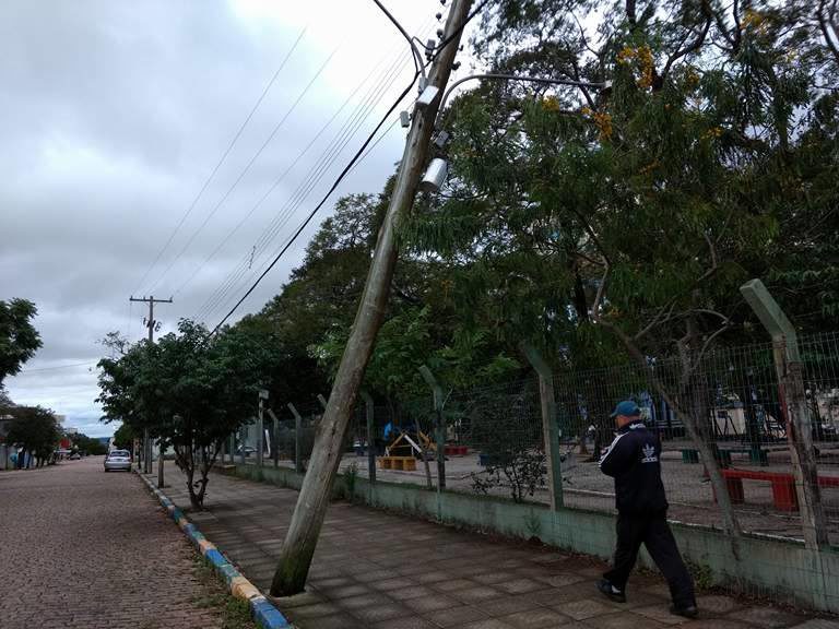 Poste cede e traz risco de queda no centro de São Sepé