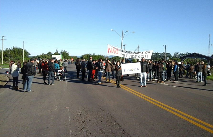 Manifestação bloqueia trânsito no trevo de acesso a Agudo