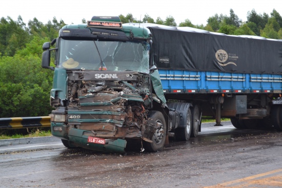 Motorista de caminhão sofre apenas arranhões em acidente na BR-392