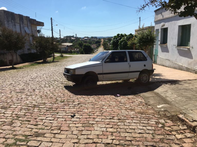 Carro abandonado no meio da rua intriga moradores em São Sepé