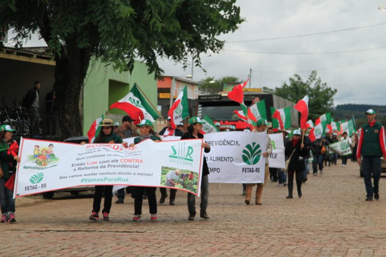 Protesto reúne centenas de trabalhadores rurais em São Sepé